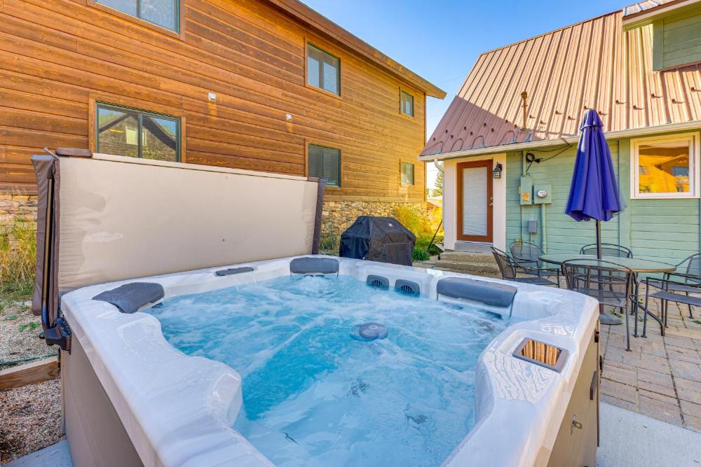 Walk to Water Grand Lake Home with Hot Tub!